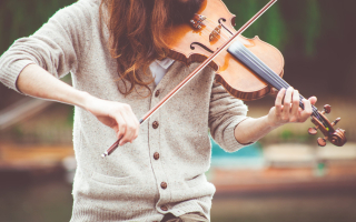 girl-plays-violin